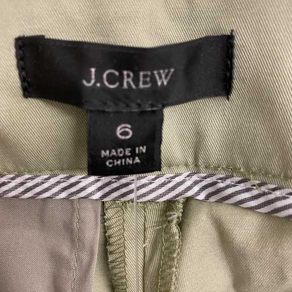 J Crew Willa Chino. Relaxed, straight leg- pintucks down the front. Size 6. - Picture 4 of 7